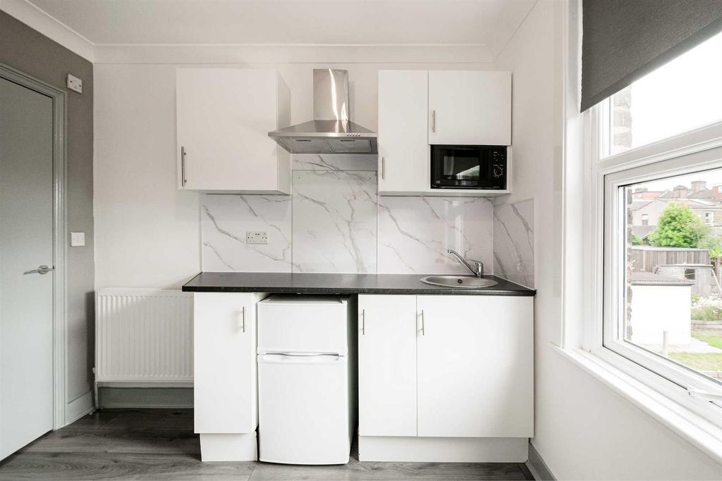 Property photo 2 of 15 Flat 5, 23 Chestnut Avenue North-8.Jpg