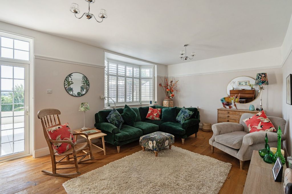 Property photo 2 of 17 Sitting Room