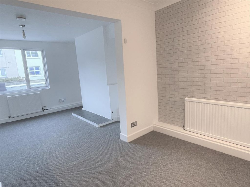 Property photo 3 of 28 Lounge:
