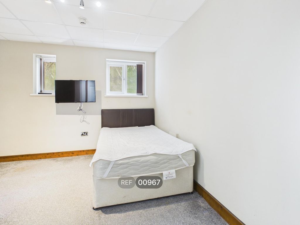 Property photo 2 of 18 Bedroom