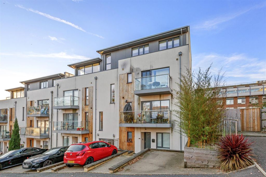 Property photo 1 of 18 College Court