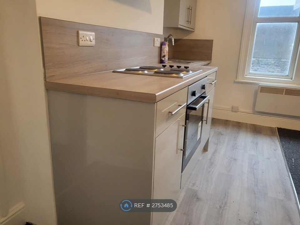 Property photo 3 of 10 Kitchen 3