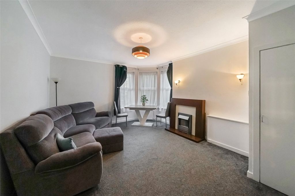 Property photo 2 of 18 Lounge