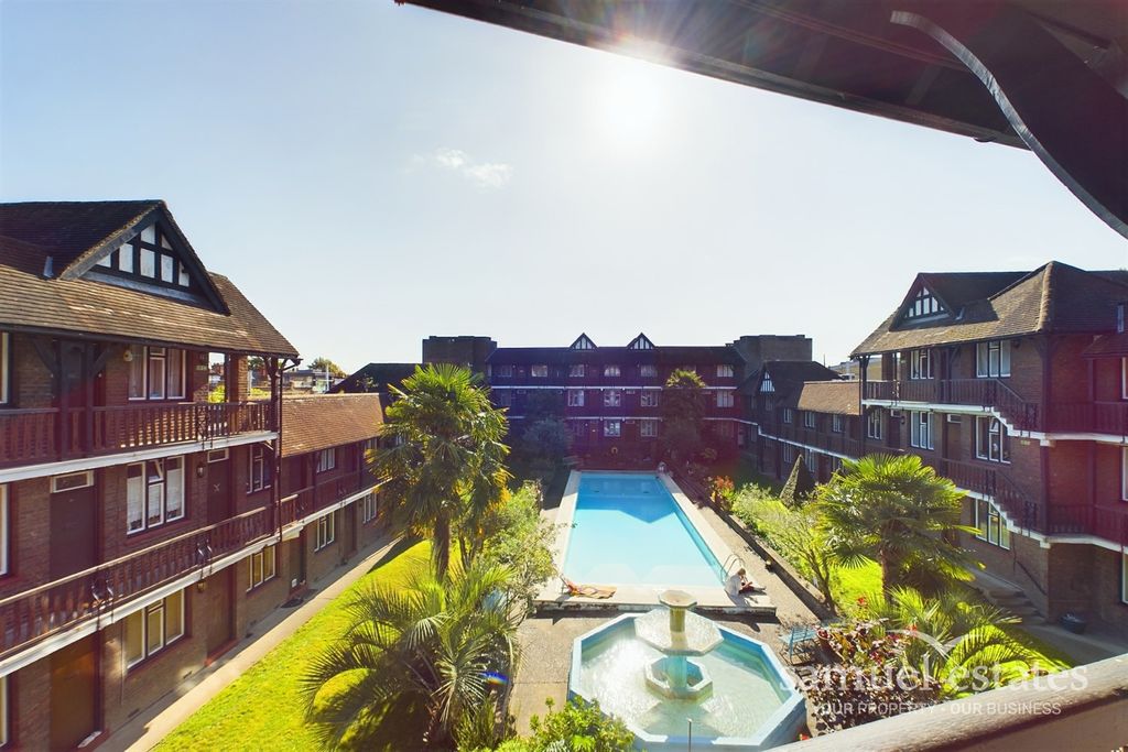 Property photo 3 of 11 Communal Gardens