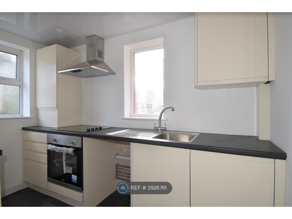 Property photo 3 of 17 Kitchen