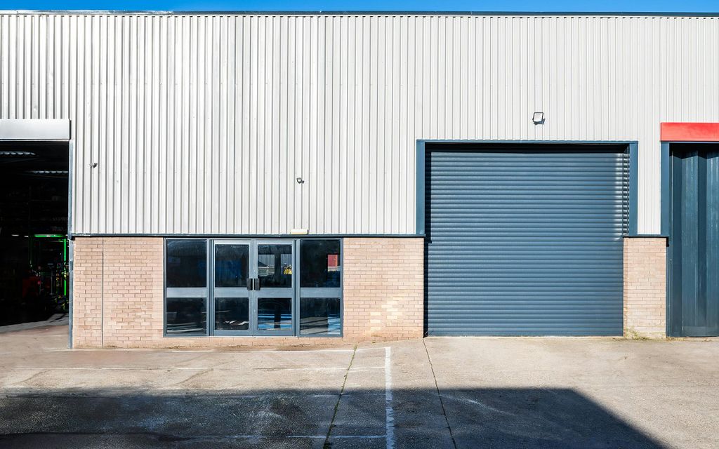 Property photo 1 of 8 Unit 1B The Paddocks Newbury Berkshire_004.Jpg