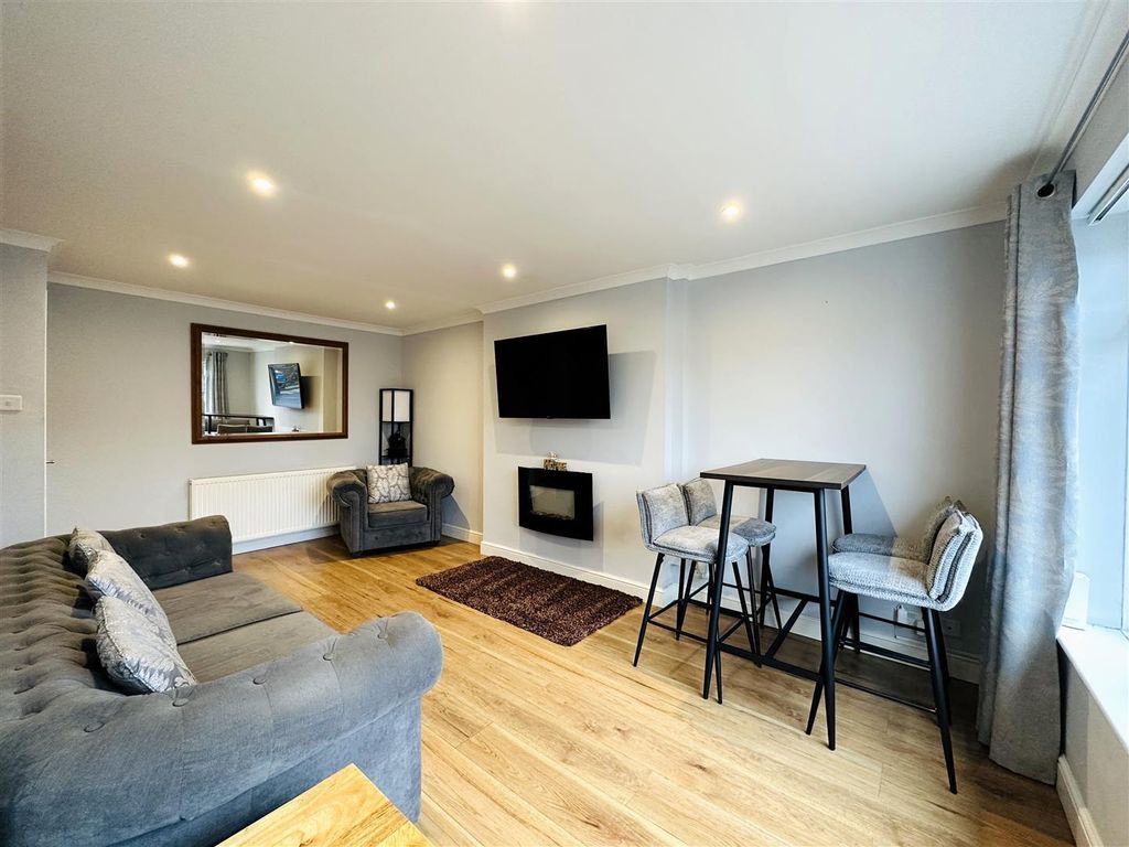 Property photo 3 of 10 Lounge