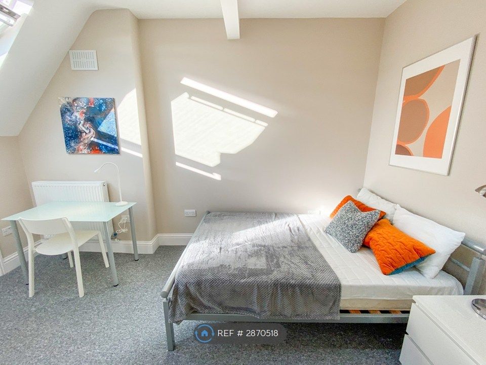 Property photo 1 of 9 Large Fully Furnished Ensuite Room