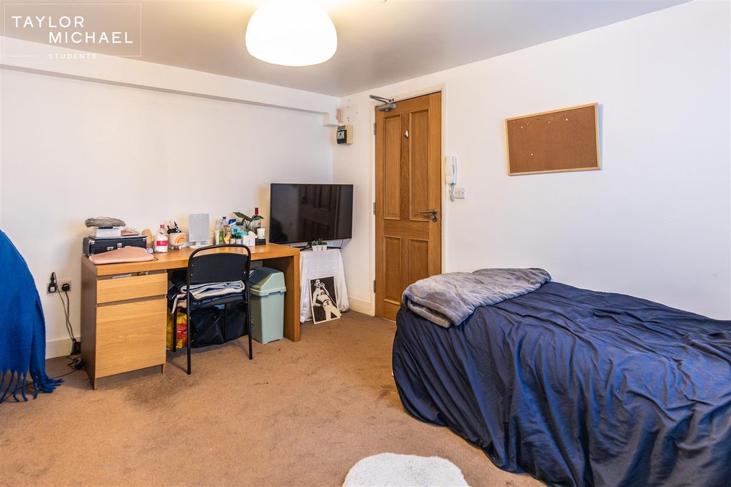 Property photo 1 of 8 Bedroom