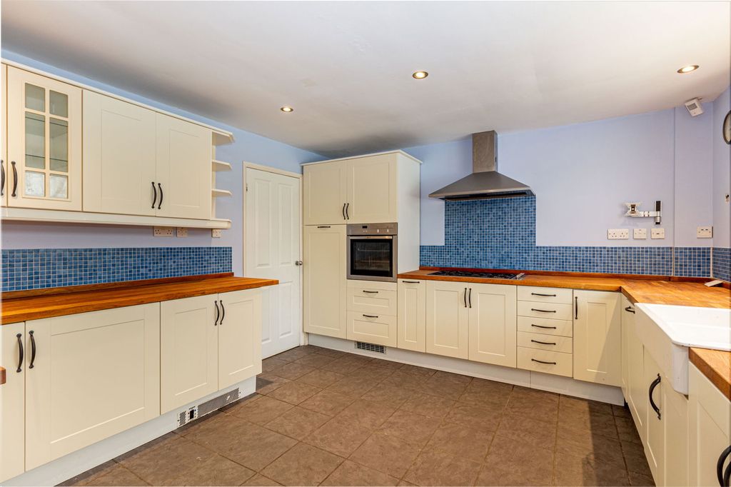 Property photo 3 of 23