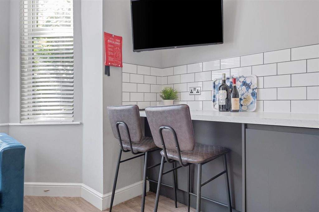 Property photo 3 of 11 A, 11 Larkdale Rd-Hi-4.Jpg