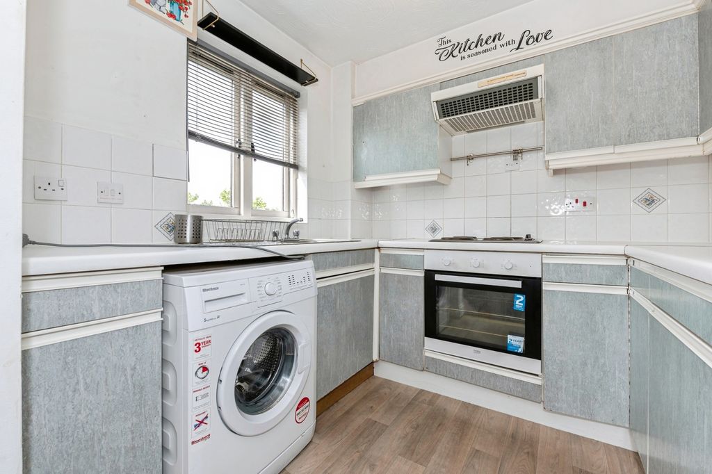 Property photo 3 of 11 Kitchen