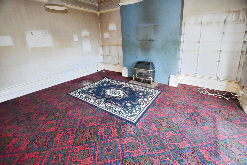 Property photo 3 of 15 21c2c09d-Lounge 201