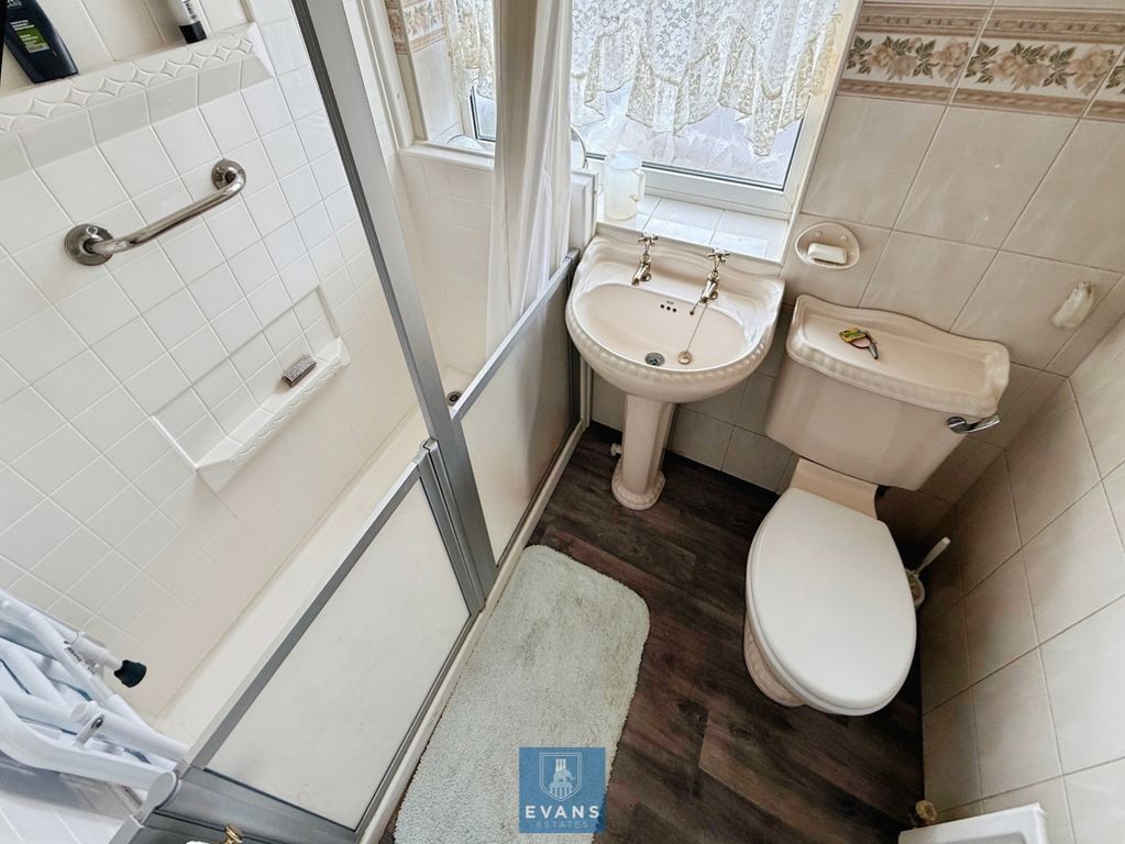 Property photo 3 of 11 Bathroom