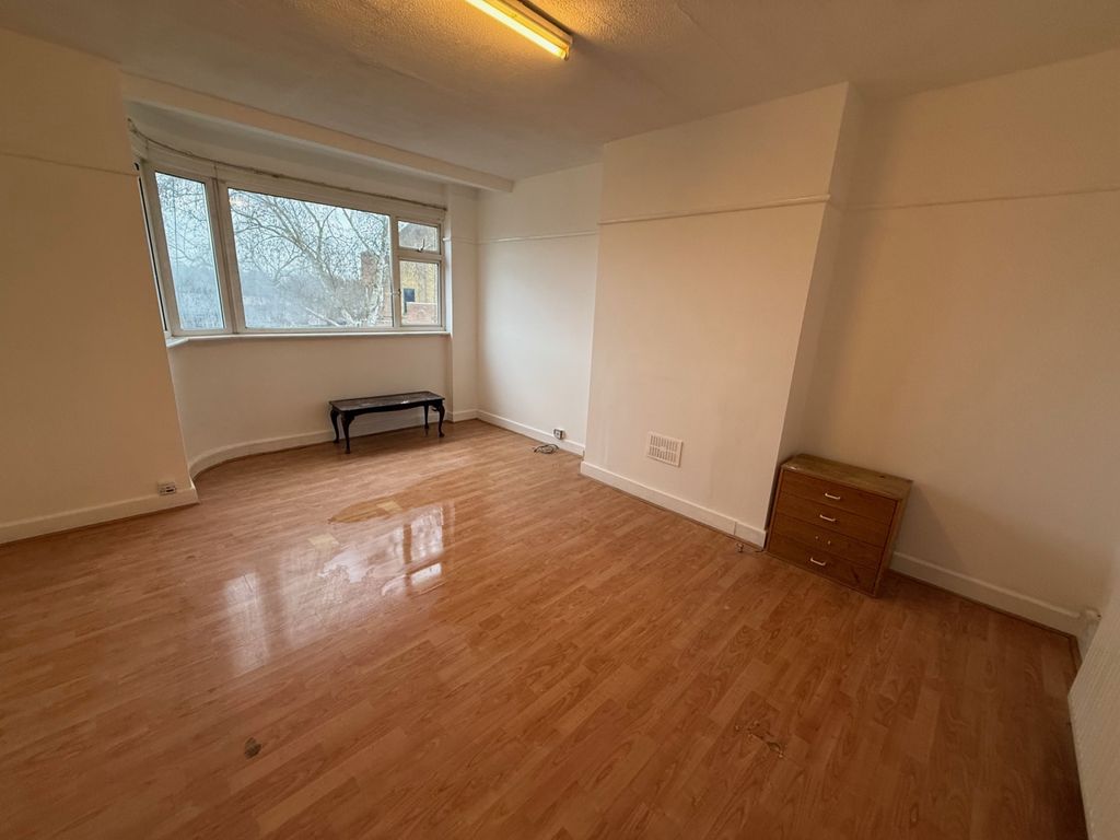 Property photo 1 of 7 Two Bedroom First Floor Flat In North Harrow