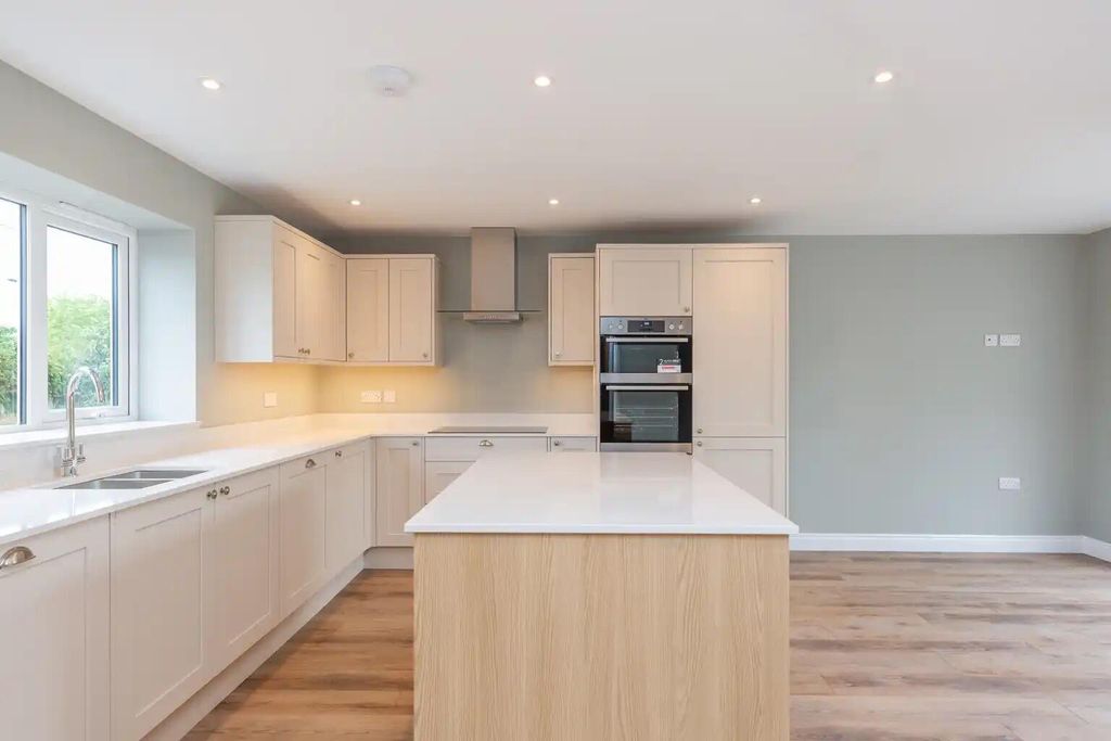 Property photo 3 of 14 Kitchen