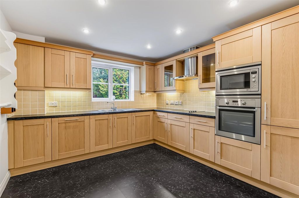 Additional image 6 of 2 bed flat for sale8A Clifton Road, Ben Rhydding, Ilkley LS29