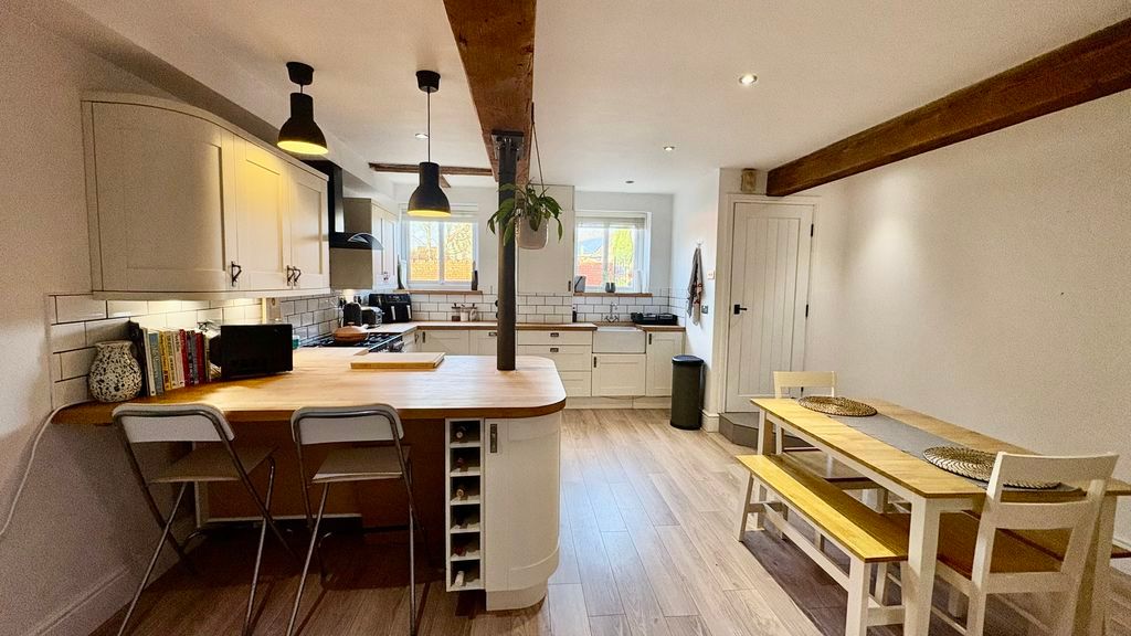 Property photo 1 of 17 Photo 5