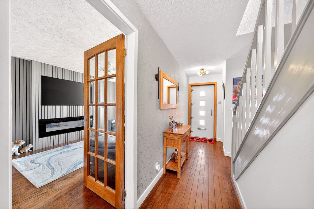 Property photo 2 of 24 Entrance Hall