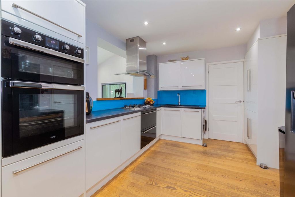 Property photo 3 of 18 101 Moreton Way-15.Jpg
