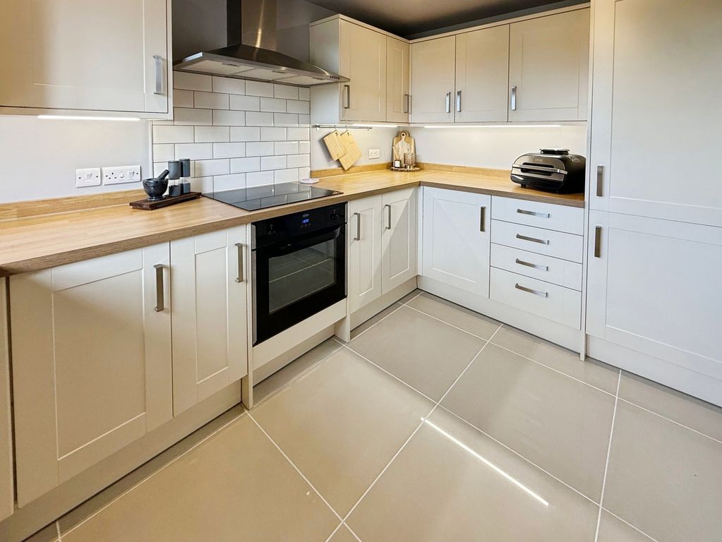 Property photo 2 of 14 Kitchen