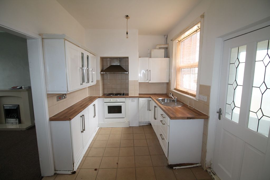 Property photo 2 of 10 Kitchen 1