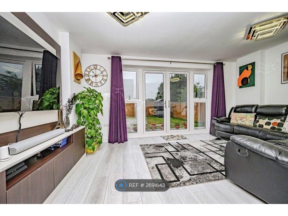 Property photo 2 of 13 Living 1