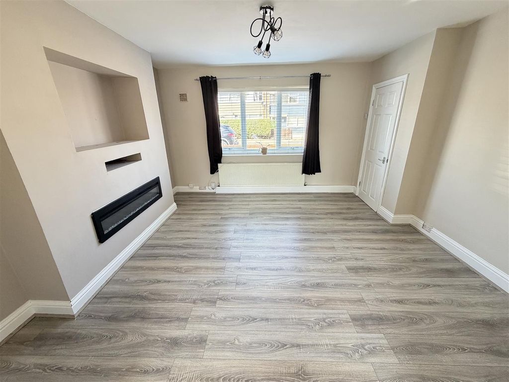 Property photo 3 of 14 Lounge