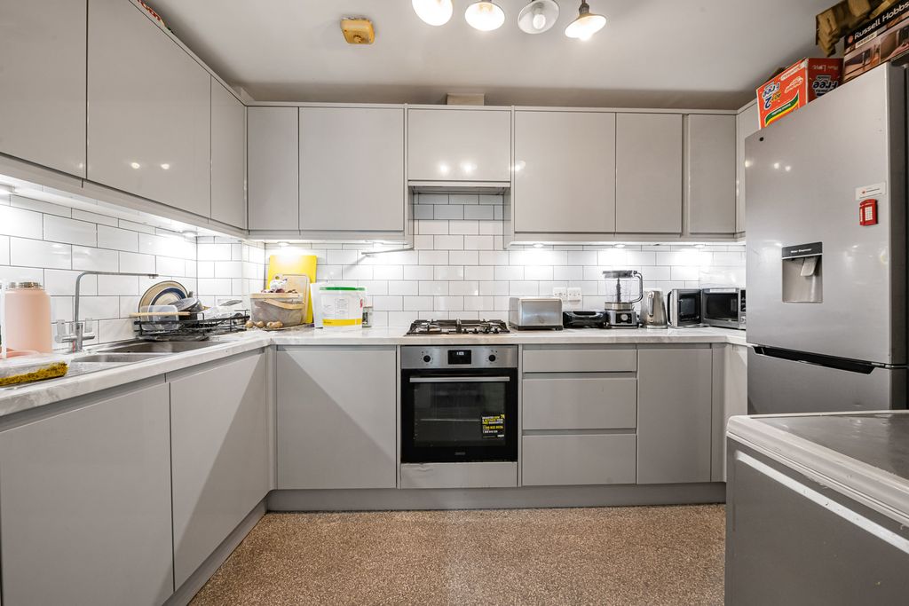 Property photo 3 of 11 Kitchen