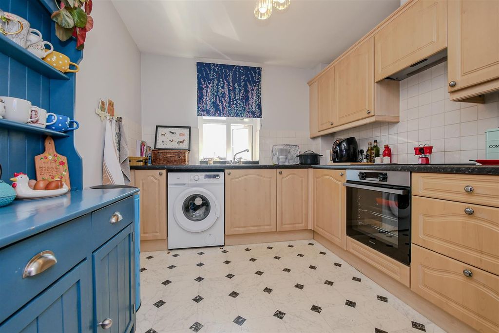 Property photo 3 of 12 Kitchen