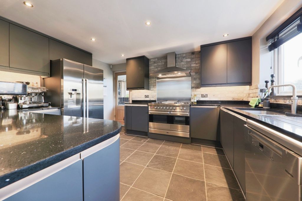 Property photo 2 of 19 31394011