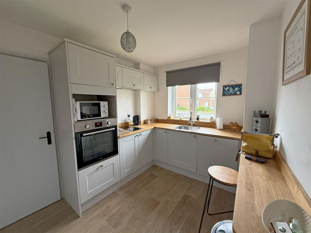Property photo 3 of 9 Kitchen.Jpg