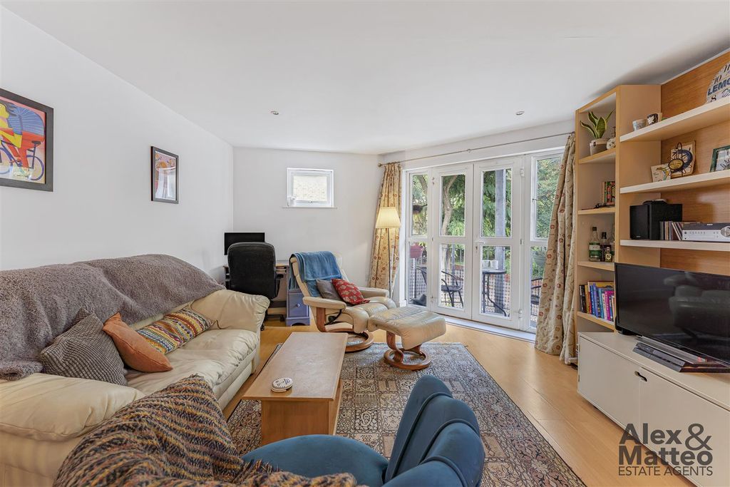 Property photo 1 of 18 Chandlers Court