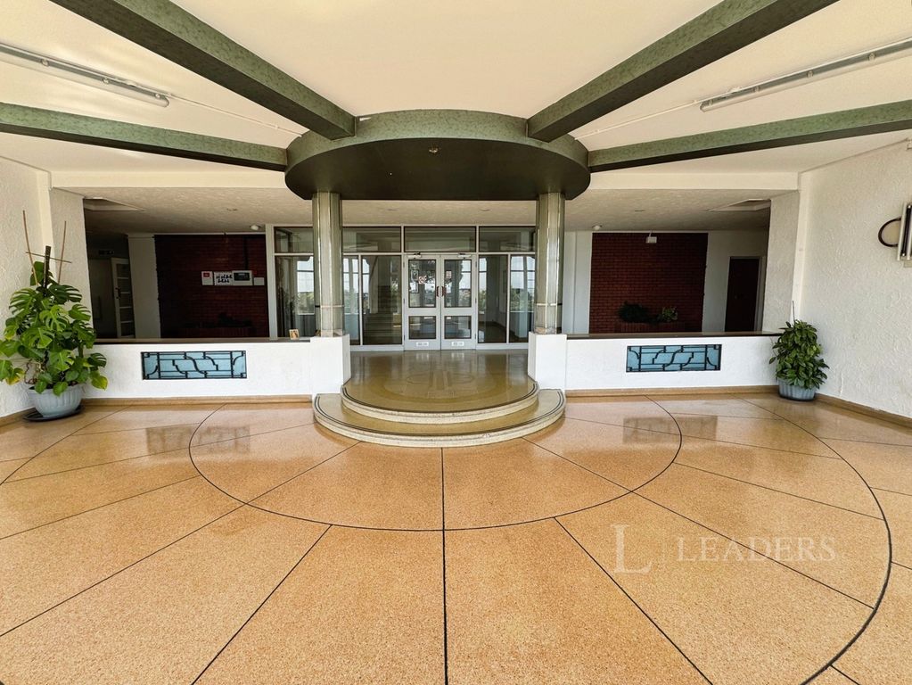 Property photo 3 of 18 Foyer
