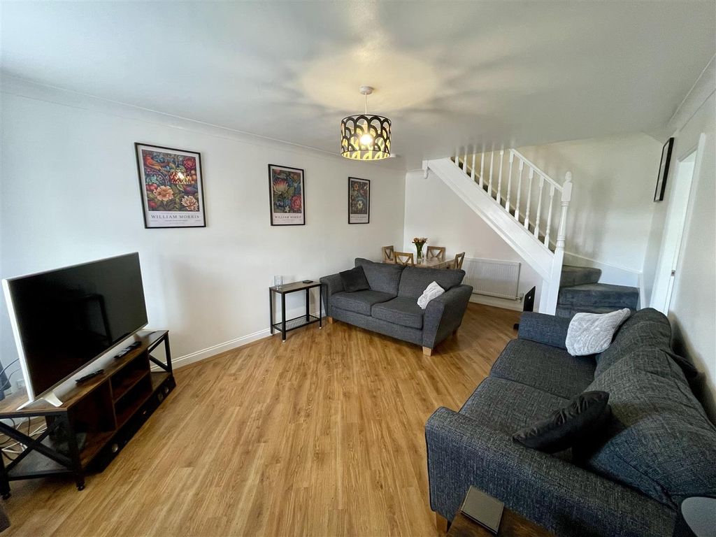 Property photo 3 of 12 Lounge
