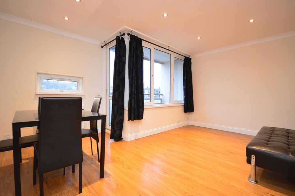 Property photo 1 of 9 3 Bedroom Flat To Rent