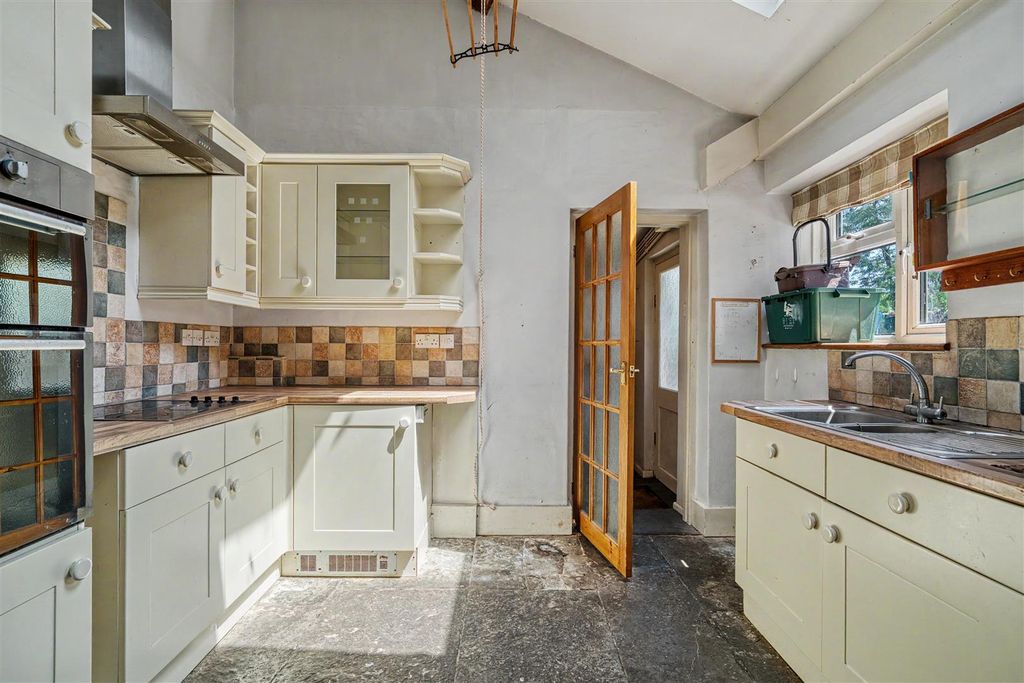 Property photo 2 of 9 Kitchen