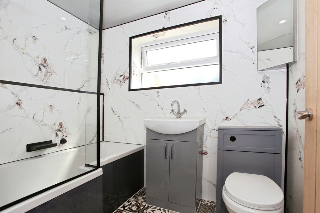 Property photo 3 of 20 Bathroom
