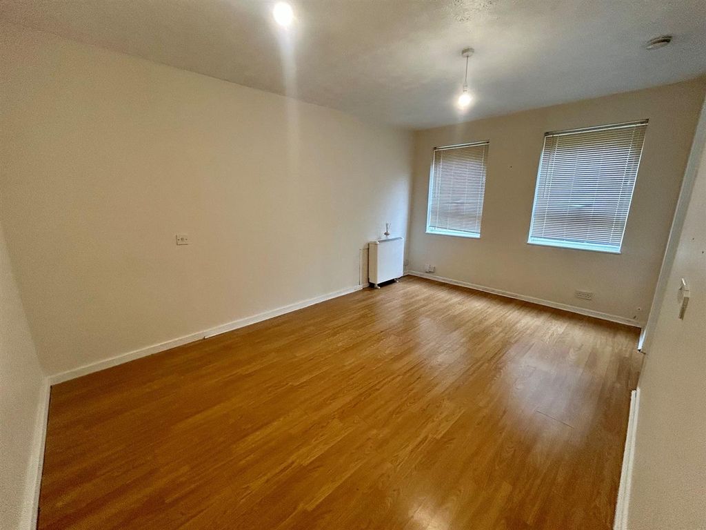 Property photo 2 of 7 Swinderby Bed Lounge.Jpg