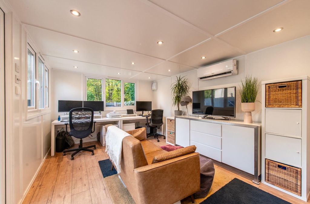 Property photo 3 of 12 Garden Cabin