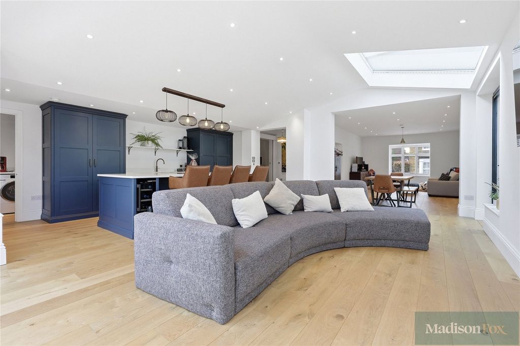 Property photo 3 of 44 Picture No. 11