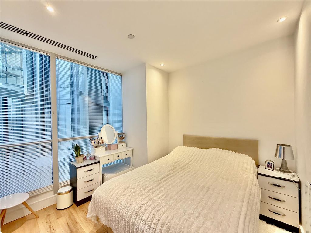 Property photo 3 of 6 Bedroom Ares