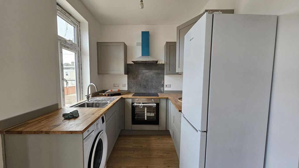 Property photo 3 of 8 Kitchen