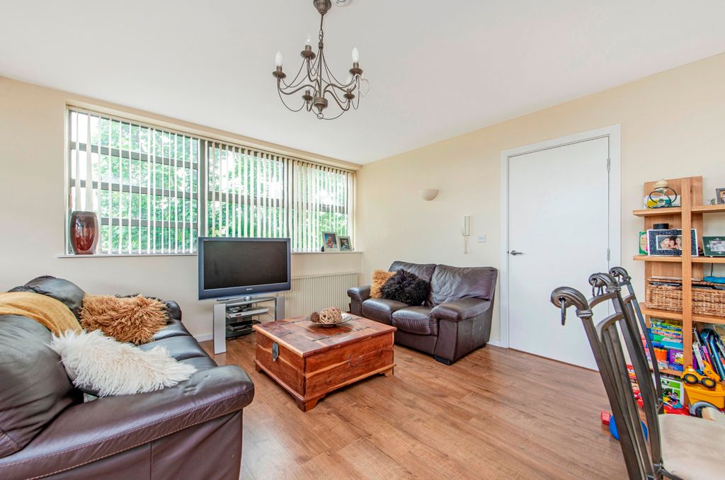 Property photo 3 of 8 Photo 03