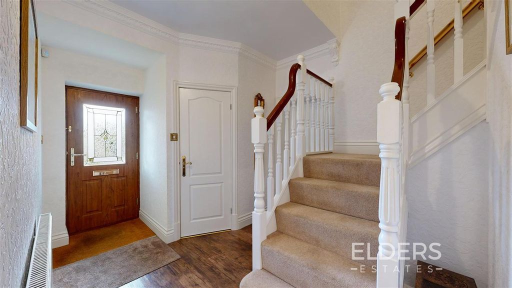 Property photo 2 of 32 Entrance Hall