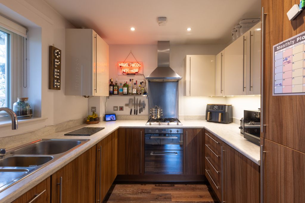 Property photo 2 of 21