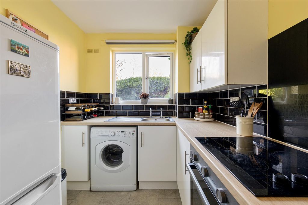 Property photo 3 of 17 Green Pond Close, E17
