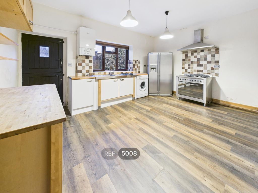 Property photo 2 of 11 Kitchen