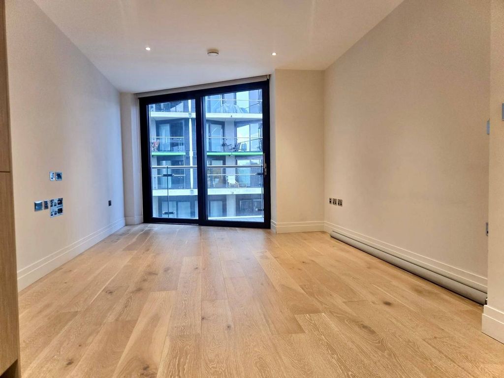 Property photo 1 of 11 5 Riverlight Quay