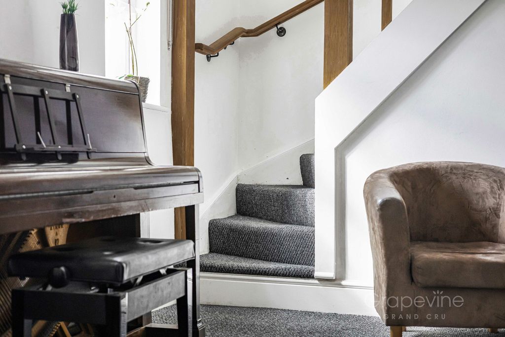 Additional image 12 of 4 bed semi-detached house for saleDavis Street, Hurst RG10